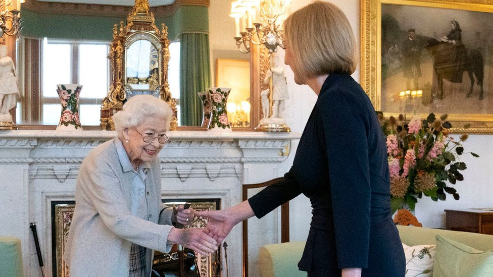 Kraljica Elizabeta i Liz Tras