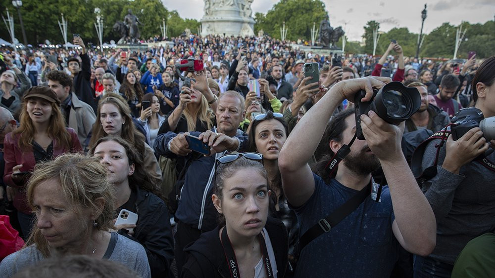 Ljudi ispred Bakingemske palate
