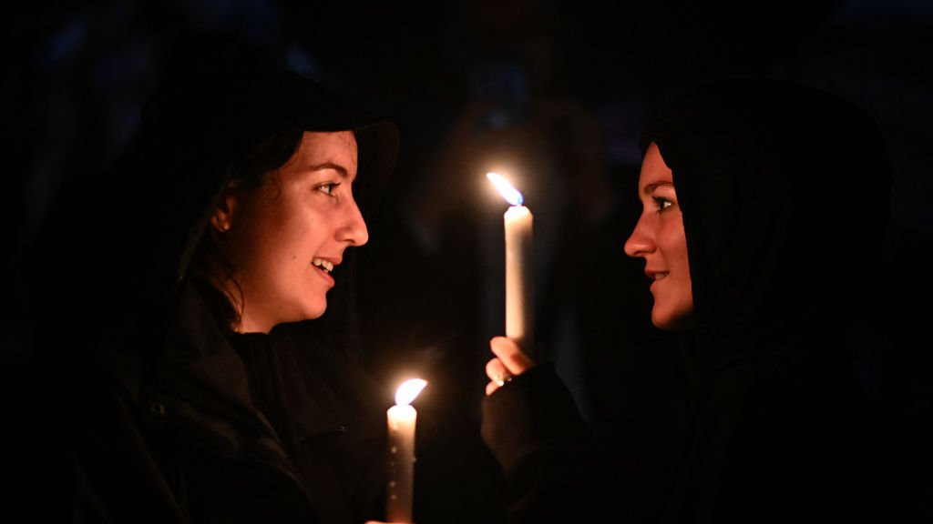 Ljudi su držali sveće ispred Bakingemske palate