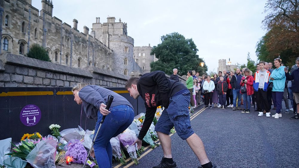Ožalošćeni se skupljaju i polažu cveće ispred zamka Vindzor