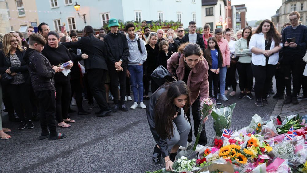 Ljudi ostavljaju cveće ispred zamka Vindzor