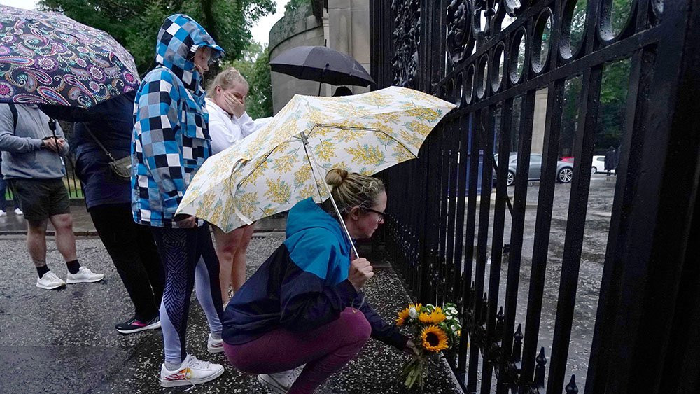 Ljudi ostavljaju cveće na kapiji ispred palate Holirud u Edinburgu