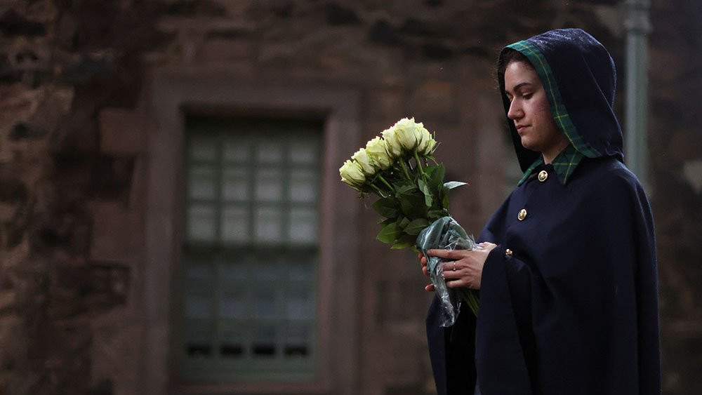 Upravnica palate Holirud drži cveće