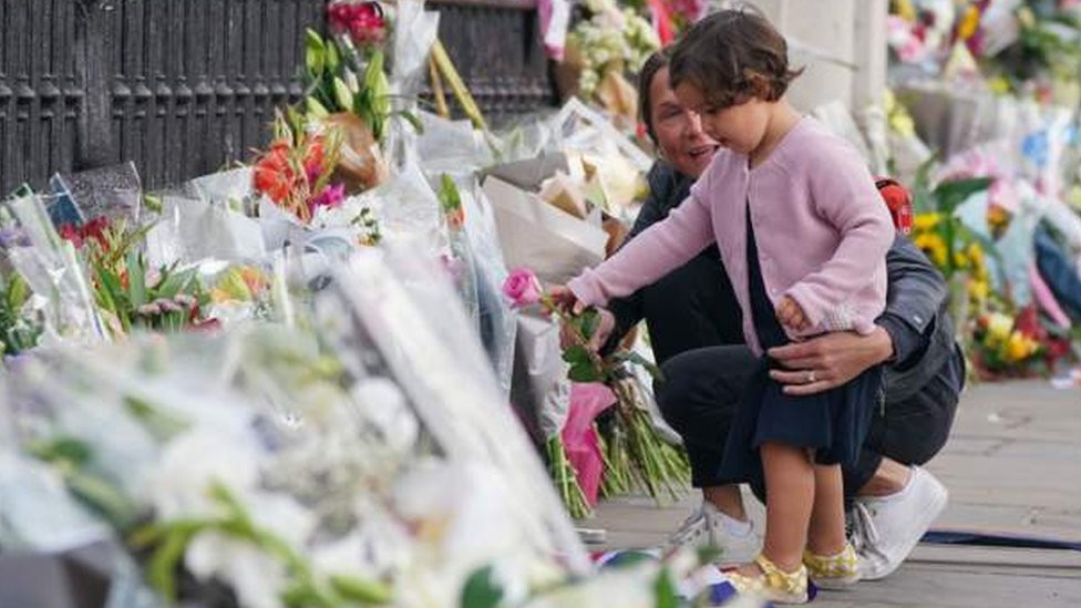 dete ostavlja cveće