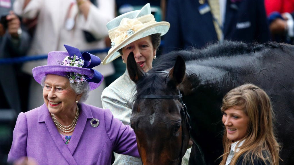 Kraljica Elizabeta Druga i princeza Ana sa kraljičinim konjem Estimejt, posle osvajanja Zlatnog kupa Askota 2013.