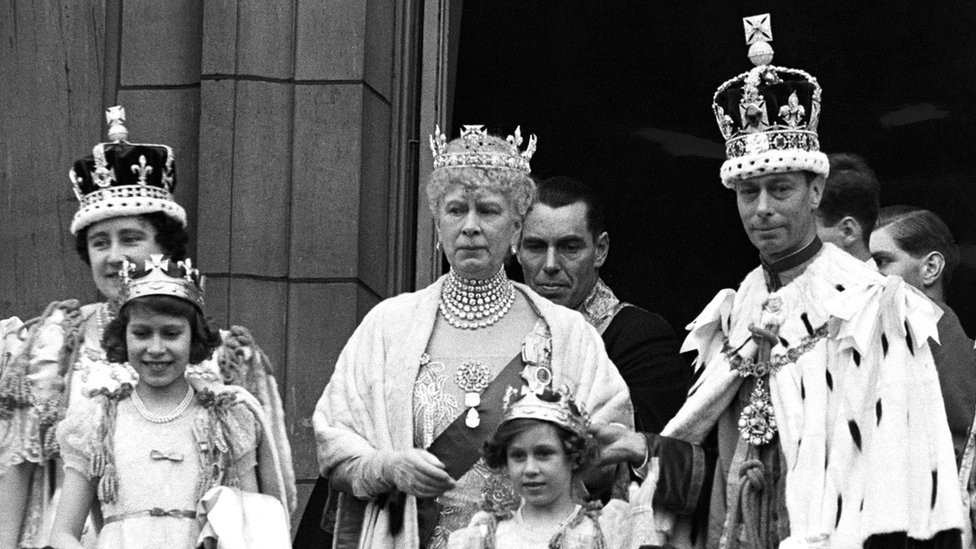 The British royal family greet their subjects from the balcony of Buckingham Palace on the day of George VI's coronation