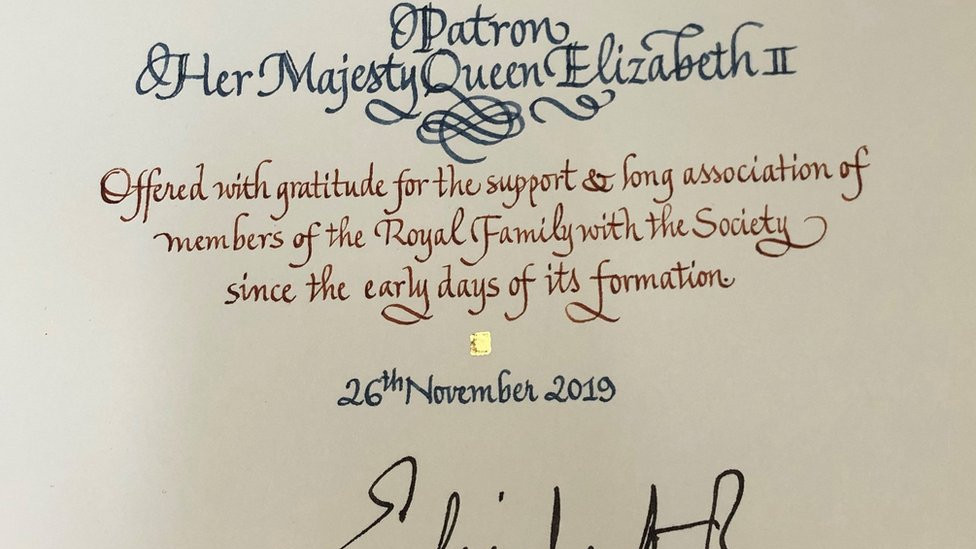 Kraljičin potpis u komemorativnoj knjizi