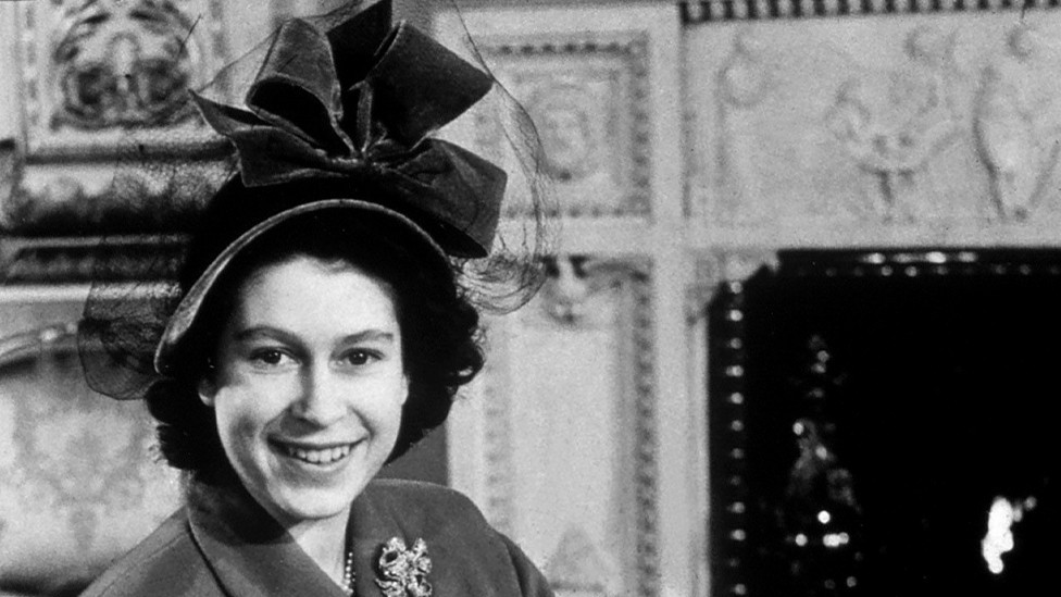 Kraljica Elizabeta Druga, fotografisana kada je bila princeza Elizabeta, sa prvom bebom, sada kraljem Čarlsom Trećim, na krštenju 1948.