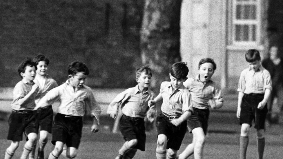 Kralj Čarls Treći, sa nogom na lopti, igra fudbal 1957.