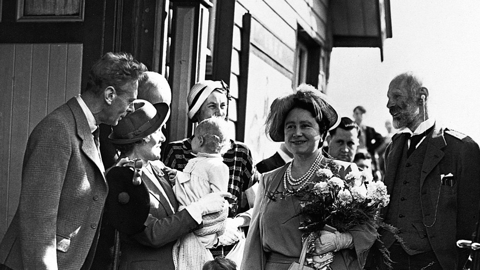 Kralj Džordž Šesti i kraljica Elizabeta stižu u Škotsku sa unucima princom Čarlsom i princezom Anom u zamak Balmoral u Škotskoj