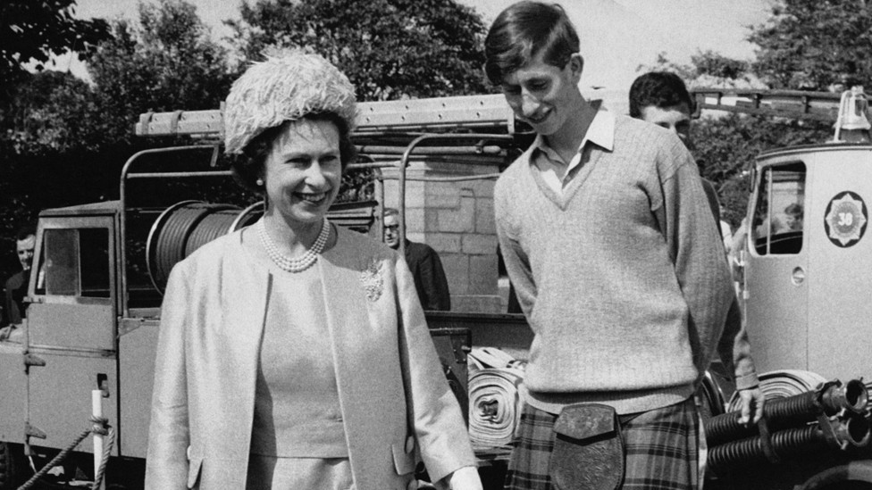 Kraljica Elizabeta Druga u poseti Čarlsu u Gordonstounu poslednjeg dana škole 1967.