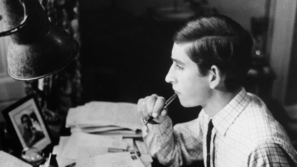 Kralj Čarls uči u sobi na Triniti koledžu 1969.