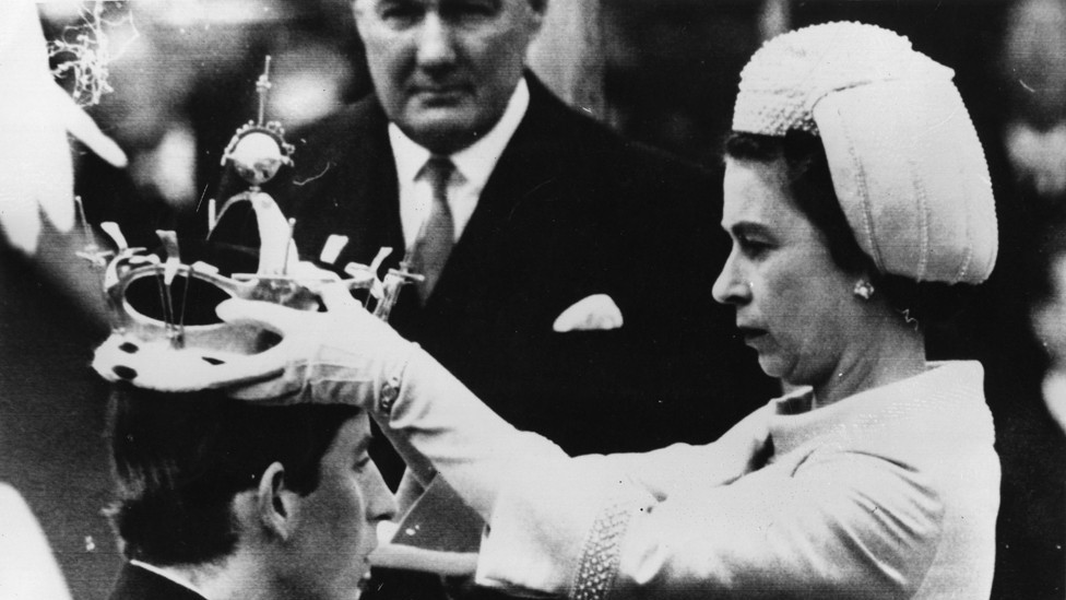 Kraljica Elizabeta Druga stavlja krunu na glavu Čarlsa, princa od Velsa, tokom ceremonije