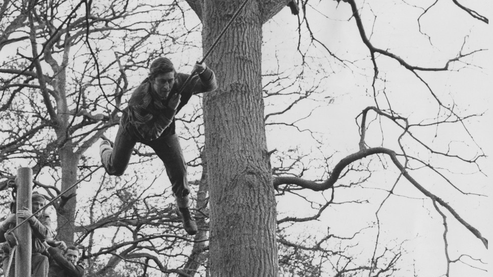 Kralj Čarls Treći pohađa kurs za juriš u Kraljevskom centru za obuku marinaca u Limpstonu, Devon, i dobja prvoklasnu propusnicu, 13. januara 1975.