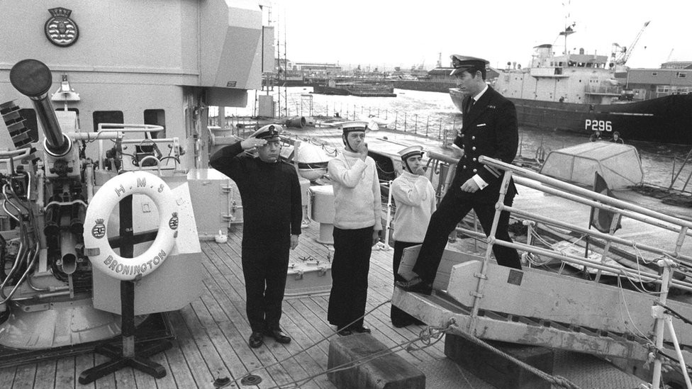 Princ Čarls dolazi na HMS Bronington, 9. februar 1976.