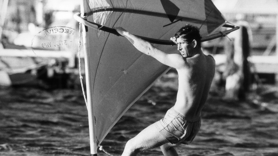 Kralj Čarls Treći 1979. dok jedri na dasci