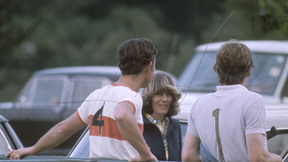 Kralj Čarls Treći i Kamila Parker Bouls, sada kraljica supruga, posle polo meča oko 1972.
