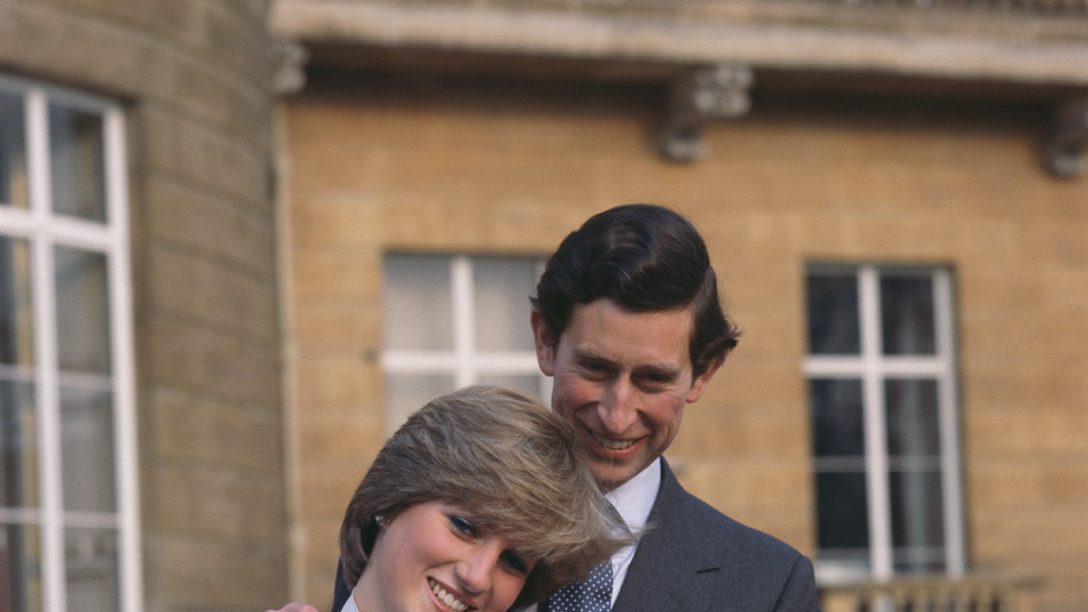 Kralj Čarls Treći se smeje sa verenicom Dajanom Spenser, ispred Bakingemske palate, posle objavljivanja veridbe 24. februara 1981.