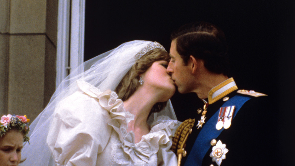 Princ i princeza od Velsa se ljube na balkonu Bakingemske plate nakon venčanja u Katedrali Svetog Pavla