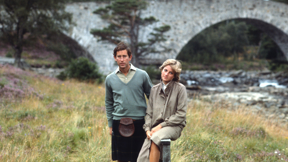 Kralj Čarls Treći i princeza Dajana poziraju za fotografiju na obali reke Di u krugu zamka Balmoral, u Škotskoj, tokom poslednjeg dela medenog meseca 1981. godine