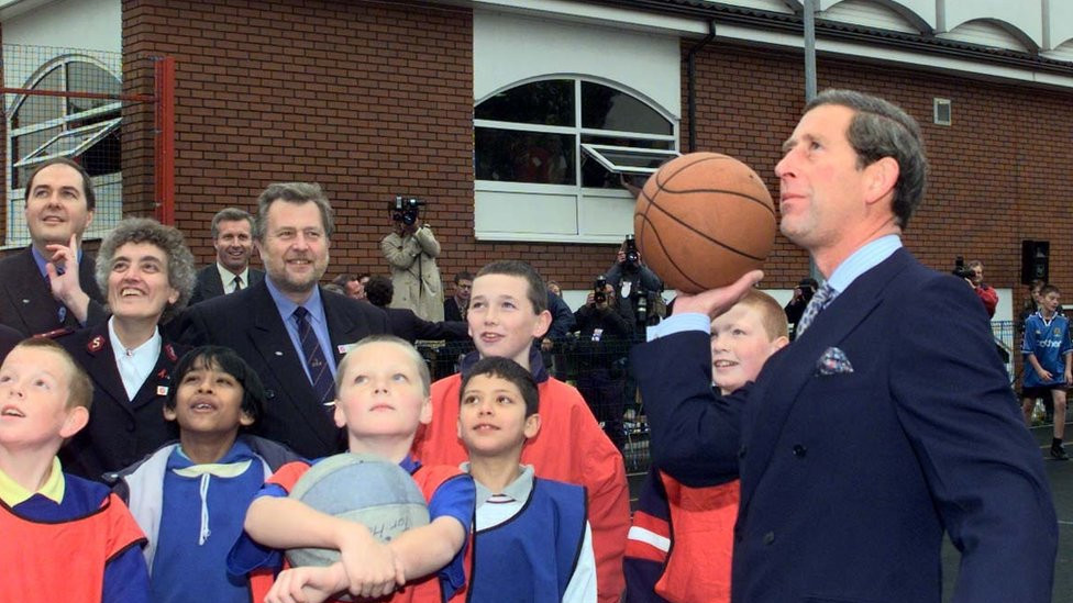 Princ Čarls sa dečacima tokom utakmice košarke