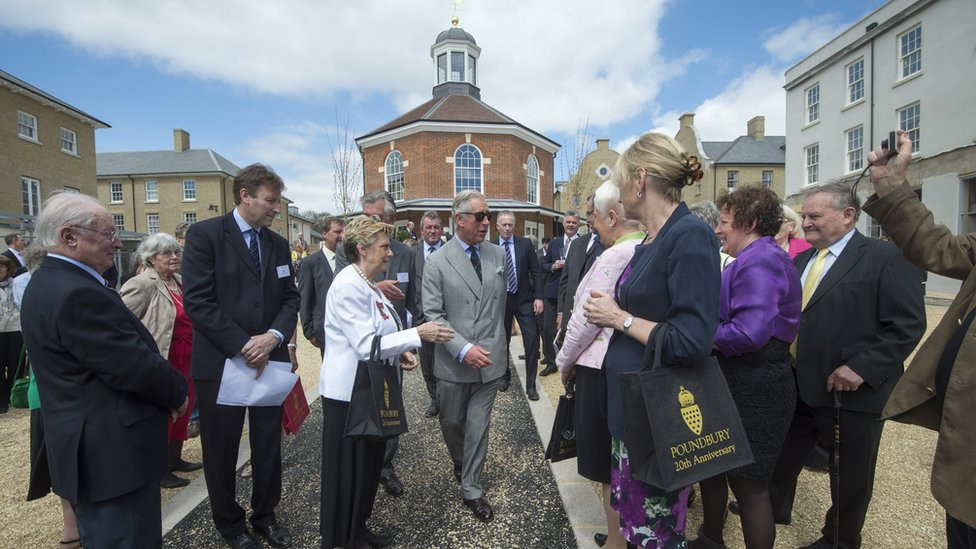 Kralj Čarls Treći šeta Poundberijem i sreće se sa stanovnicima