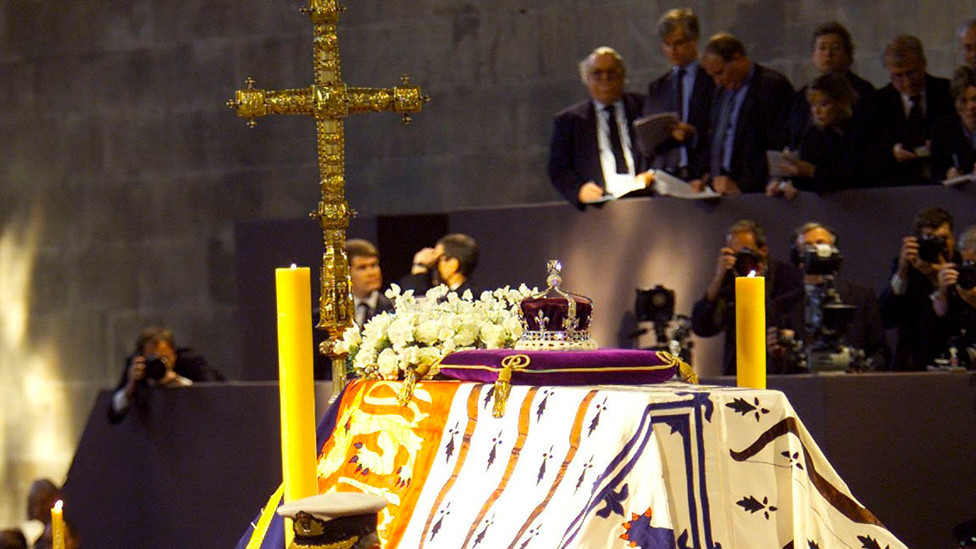 Kralj Čarls Treći stajao je na bdenju kod kovčega bake kraljice majke, 8. aprila 2002. u Vestminster Holu u Londonu