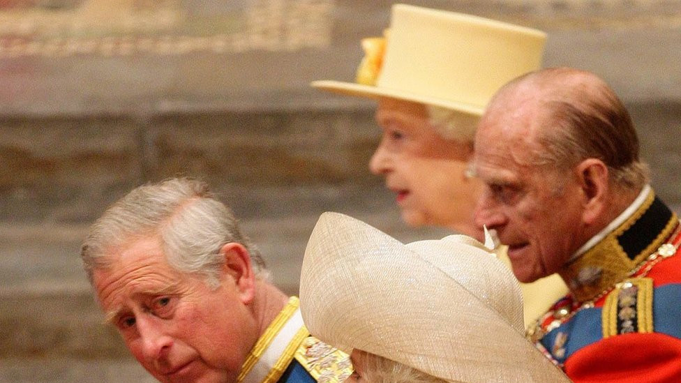 Kraljica Elizabeta Druga, vojvoda od Edinburga, kralj Čarls i kraljica supruga u Vestminsterskoj opatiji