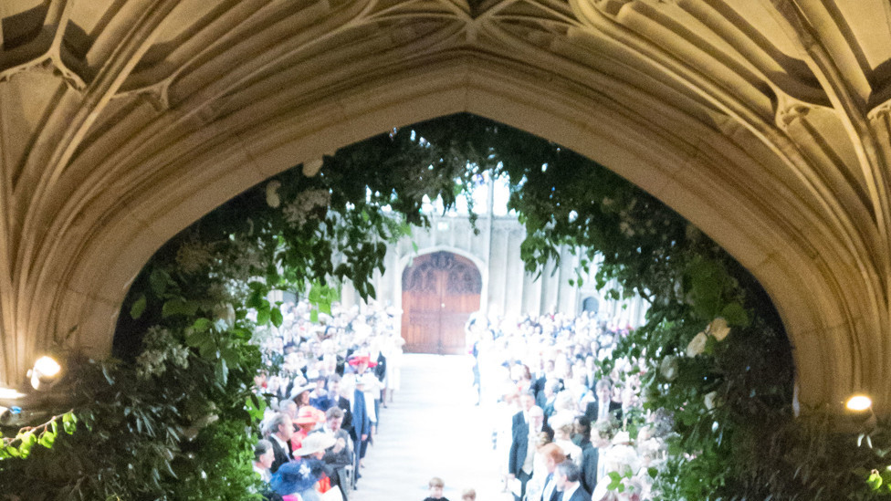 Megan Markl, u pratnji britanskog kralja Čarlsa Trećeg, šeta prolazom u kapeli Svetog Đorđa u zamku Vindzor, tokom ceremonije venčanja sa princom Harijem 19. maja 2018.