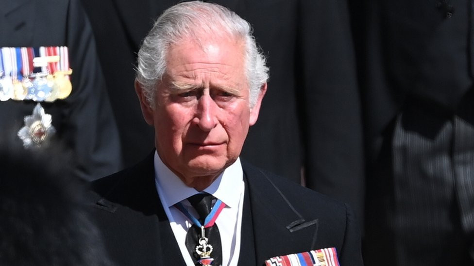 Kralj Čarls Treći predvodio je povorku iza kovčega oca princa Filipa tokom sahrane u zamku Vindzor 2021.