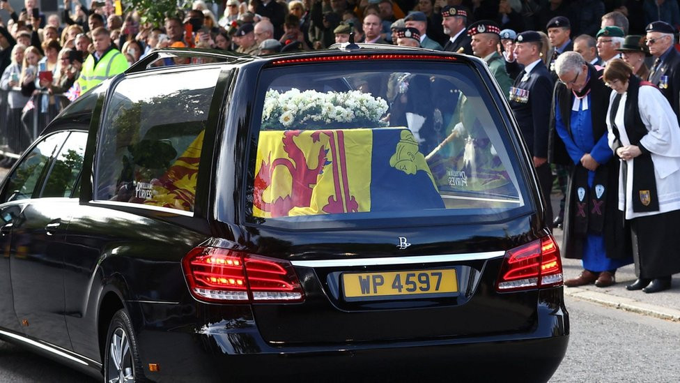 Kraljičin kovčeg napustio je zamak Balmoral