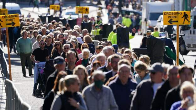 Redovi ispred katedrale u Edinburgu