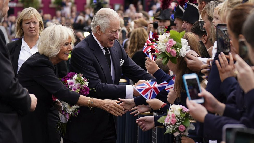 Kralj Čarls Treći sa kraljicom suprugom Kamilom u poseti Severnoj Irskoj