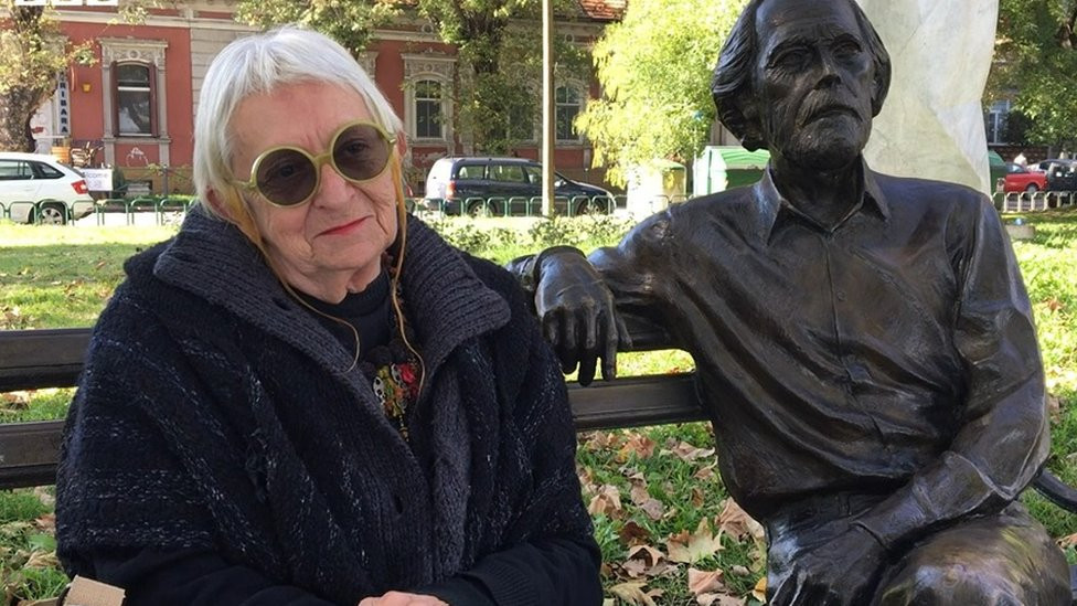 Bojana Ivanović pored spomenika suprugu Branku Najholdu