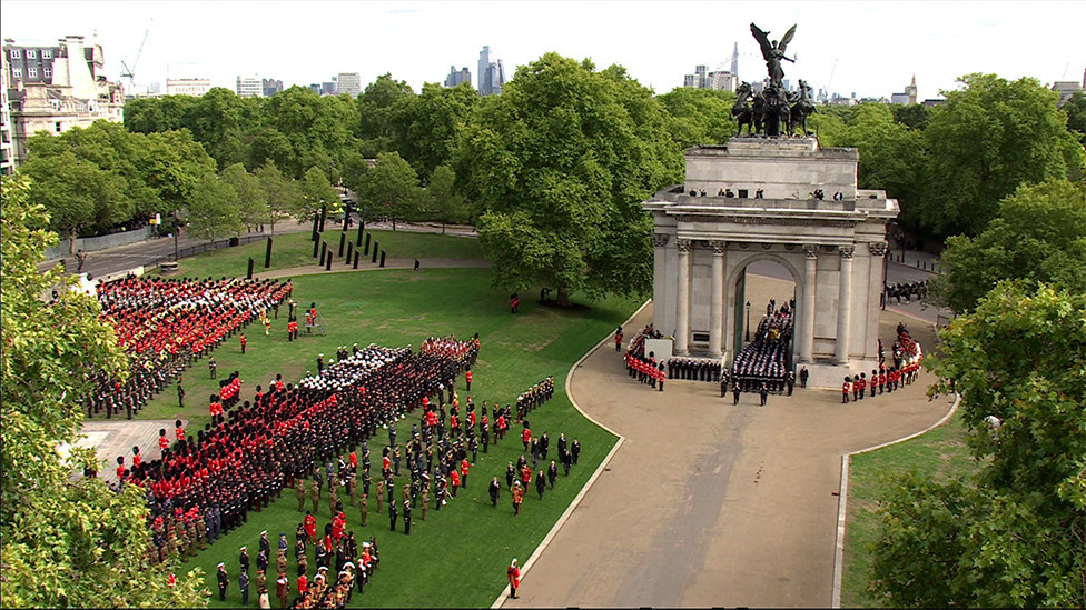 Kovčeg sa telom kraljice prolazi kroz Velingtonov lukThe Queen's coffin is carried through Wellington Arch