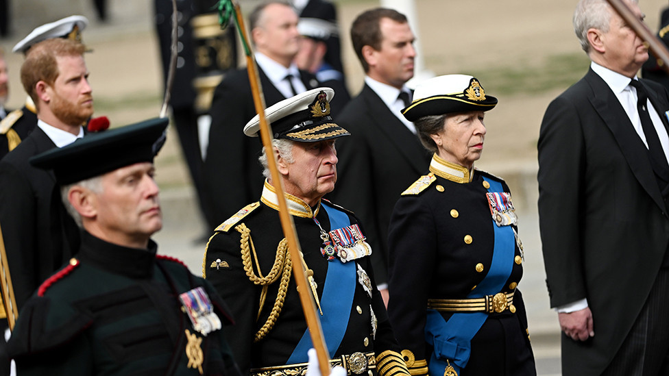 Kralj Čarls Treći i princeza Ana koračaju iza kovčega dok napuštaju Vestministarsku opatiju, 19. septembar 2022. u Londonu