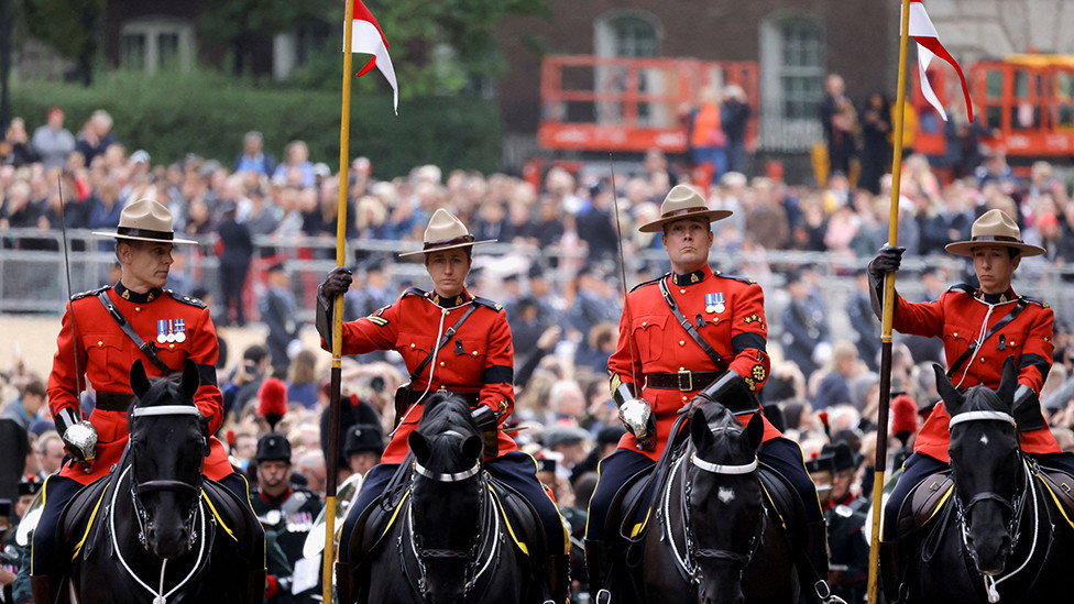 Članovi Kraljevske kanadske konjičke policije učestvovali su u procesiji prateći kovčeg sa telom kraljice Elizabete Druge