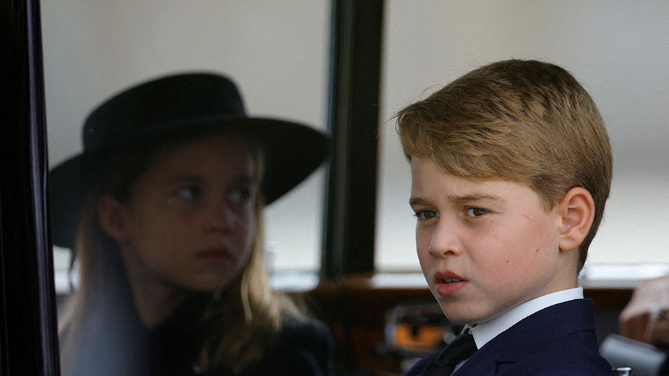 Princ Džordž i princeza Šarlota u automobilu tokom sahrane kraljice Elizabete Druge, London 19. septembar 2022. godine