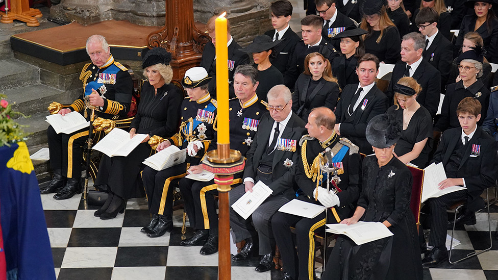 članovi kraljevske porodice u prvim redovima na službi u Vestministerskoj opatiji