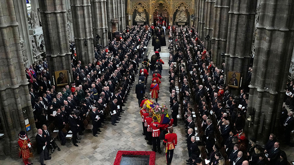 Pripadnici Grenadirske garde nose kovčeg sa telom kraljice