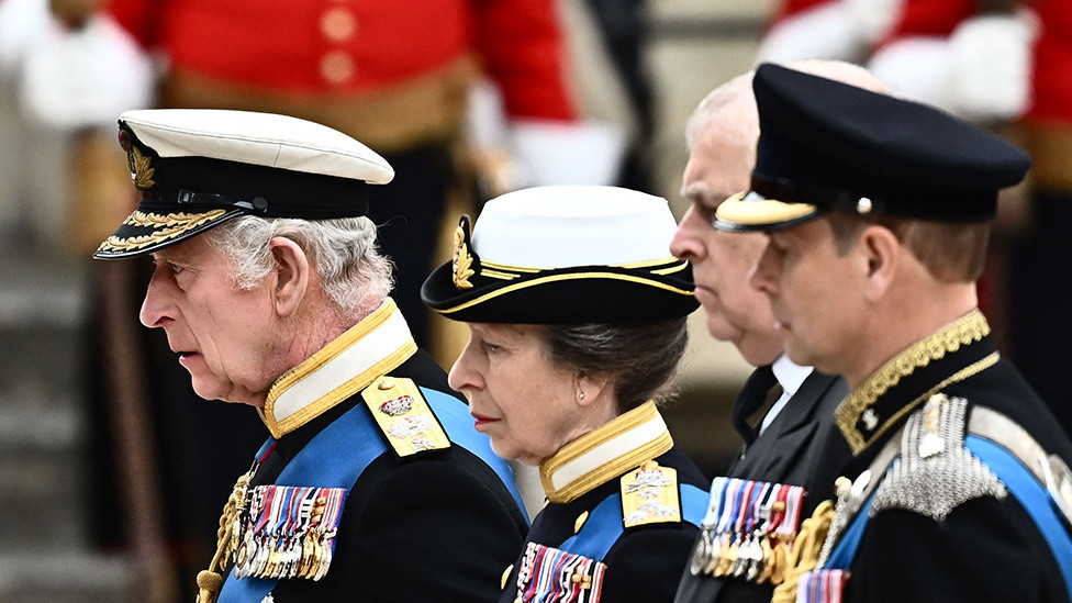 kralj Čarls Treći, princeza Ana, princ Edrju i princ Edvard na sahrani njihove majke