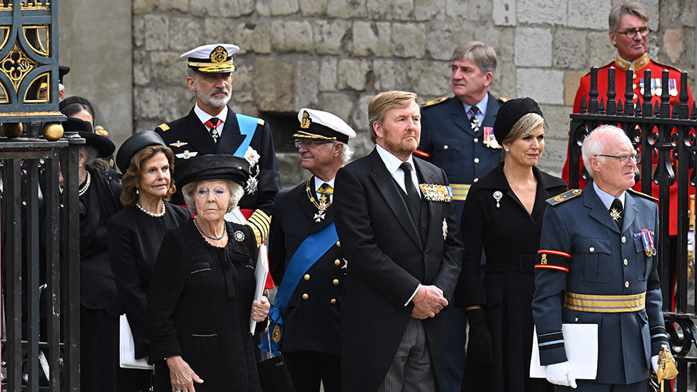 Sweden's Queen Silvia (L), Spain's King Felipe VI (2nd L), Sweden's King Carl Gustav XVI (C), Netherlands' King Willem-Alexander (centre right) and Queen Maxima of the Netherlands (2nd R) leave Westminster Abbey in London on September 19, 2022, after the State Funeral Service for Britain's Queen Elizabeth II