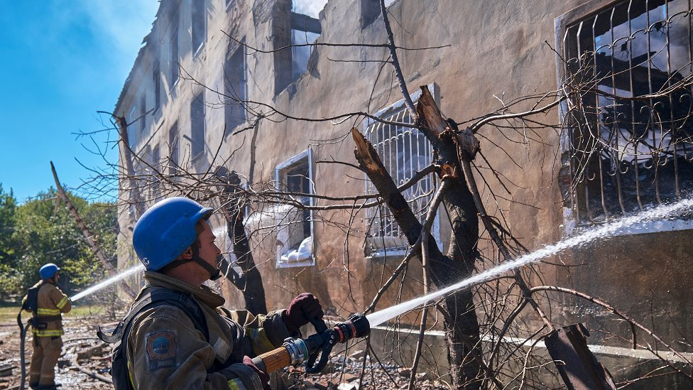 Najmanje 12 ljudi je povređeno kada je raketa pogodila stambenu zgradu u oblasti Donjecka, na istoku Ukrajine