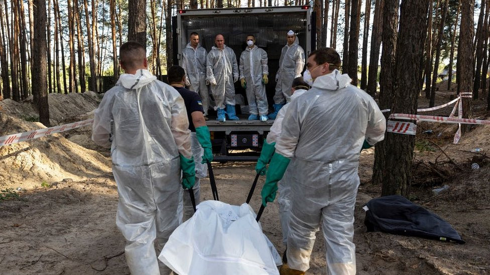 Body recovered from mass grave in Izyum, 19 Sep 22