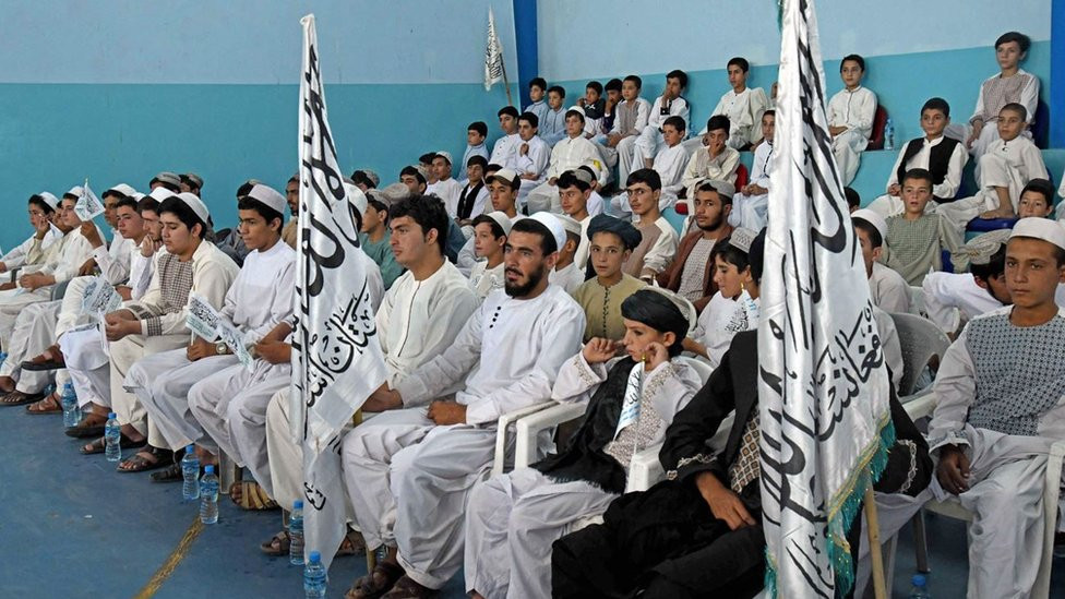 Zbog nedostatka nastavnika u mnogim školama sveštenici više podučavaju dečake o veri