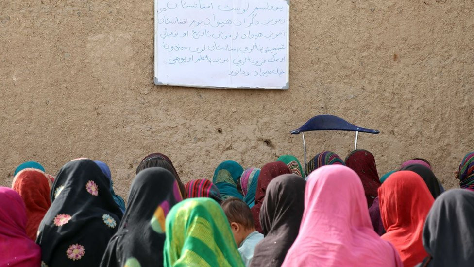 Mnoge tinejdžerke preuzimaju ogroman rizik pohađajući tajne škole