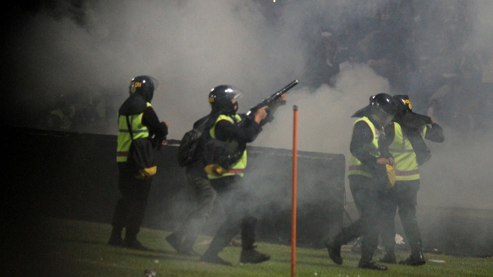 Policija ispaljuje suzavac