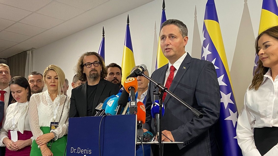 Bećirović se obraća novinarima