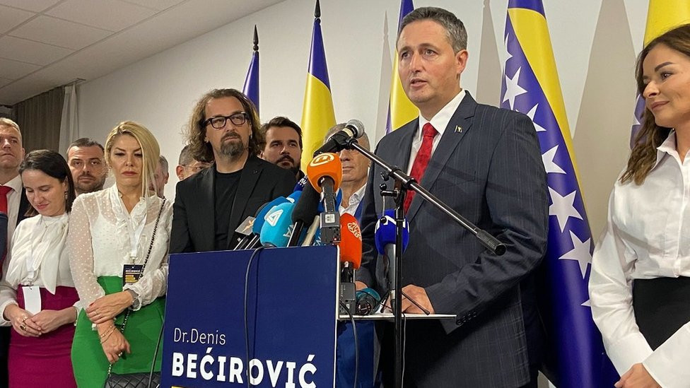 Bećirović se obraća novinarima