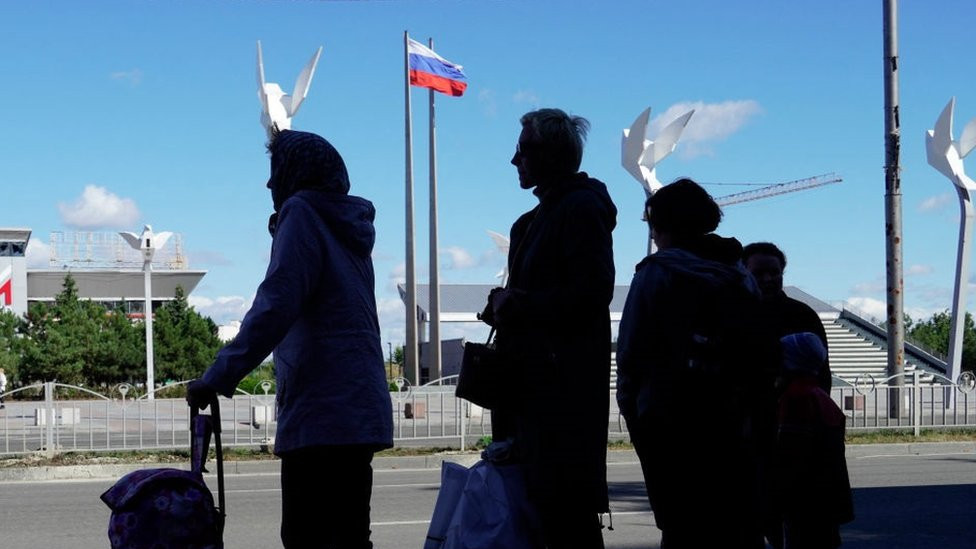 Ljudi ispred Trga Slobode u Marijupolju